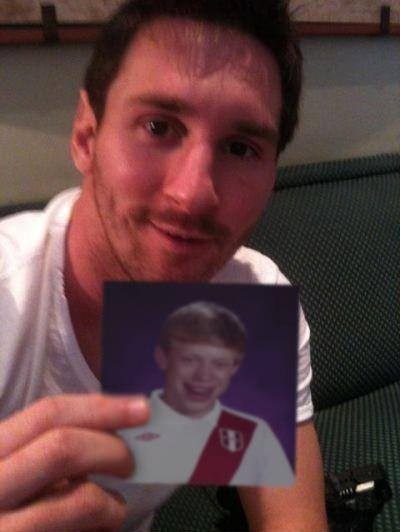 Leo Messi con una foto del meme del niño loser con camiseta de Perú