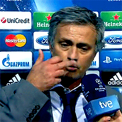 Gif animado gracioso de Mourinho tocándose el bigote en zona mixta Real Madrid Man City