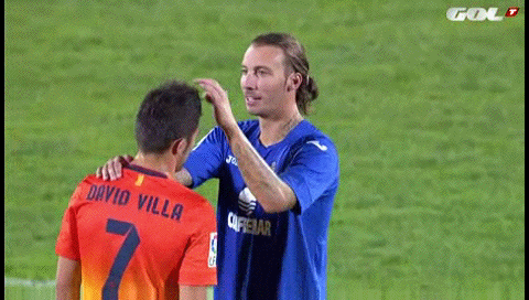 Gif gracioso jugador Getafe peinando a David Villa del Barça