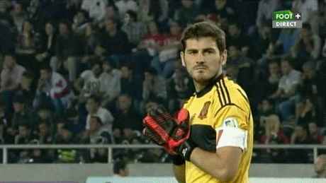 Gif gracioso de Iker Casillas aburrido selección española contra Georgia