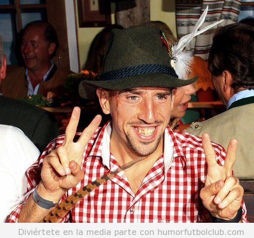 El futbolista Ribery se lo pasa bien en la Oktoberfest vestido con el tarje regional