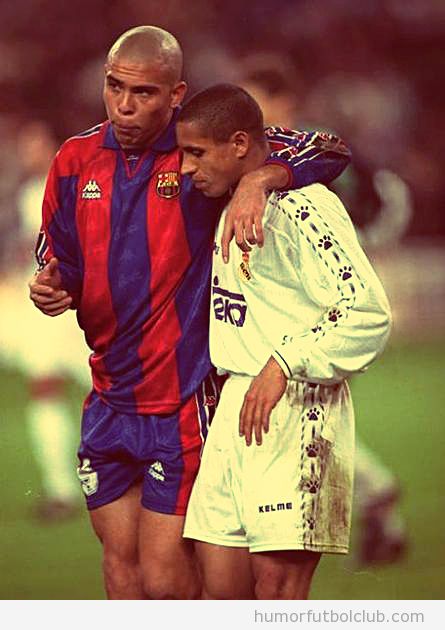 Foto de Ronaldo con la camiseta del Barça abrazando a Roberto Carlos, con la del Real Madrid