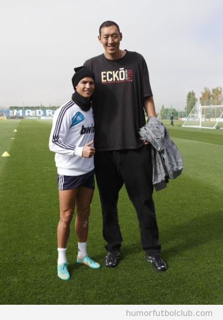 Foto graciosa y curiosa de Cristiano Ronaldo con el jugador de basket chino Sun Mingming