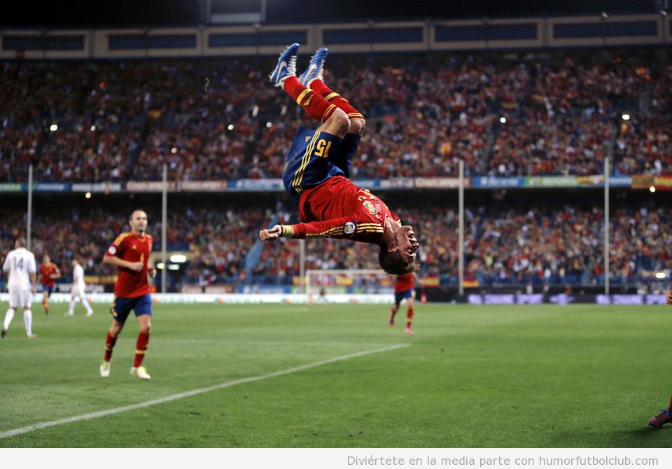 Sergio Ramos celebrando su gol en el España Francia con una voltereta