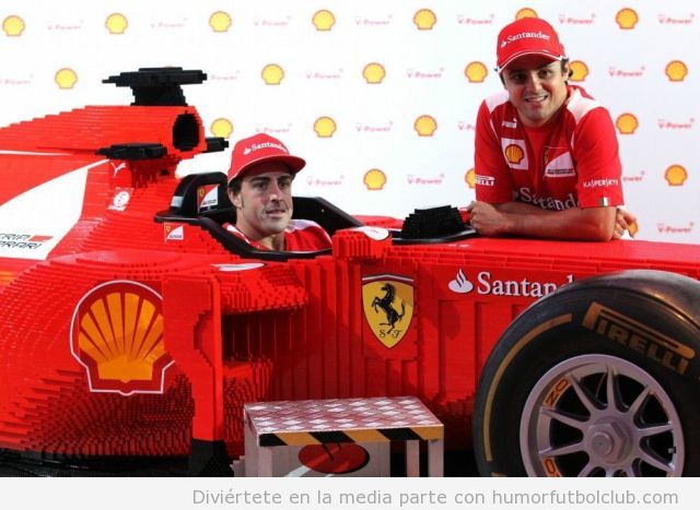 Alonso en un coche Ferrari de Formula 1 hecho con piezas Lego