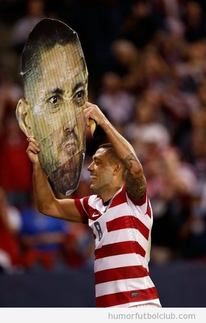 El jugador estadounidense Clint Dempsey sostiene un poster con su cara gigante