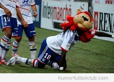  Bafetimbi Gomis roba la cabeza de la mascota del Lyon y se la pone para celebrar un gol