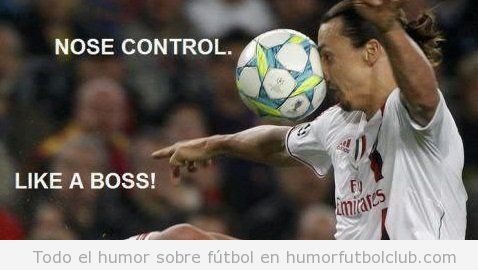 Foto divertida de Ibrahimovic controlando el balón con la nariz