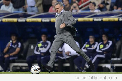 Mourinho chutando en el partido Real Madrid Deportivo Coruña