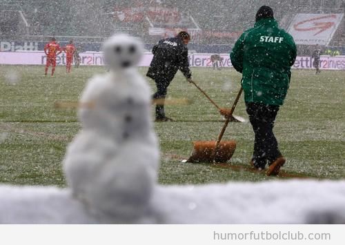 Foto graciosa de un muñeco de nieve en un campo de fútbol alemán durante la Bundesliga