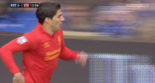 Gif gracioso de Luis Suárez que celebra un gol tirándose a la piscina ante el Everton