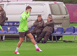 Gif animado gracioso de Cristiano Ronaldo andando raro en el entrenamiento con Portugal