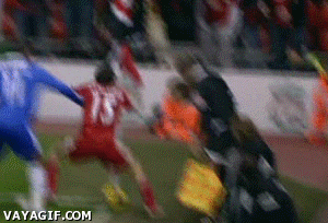 Gif animado de una patada en la espalda de un jugador del Chelsea a uno del Liverpool