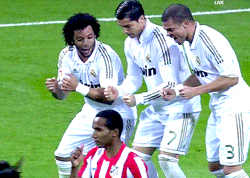 Gif gracioso celebración Cristiano Ronaldo, Marcelo y Pepe dando un salto en el Real Madrid Atlético Madrid