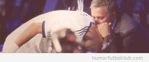 Gif gracioso de Mou felicitando a Pepe tras marcar un gol en el Real Madrid Depor