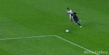 Gif animado del Barça Real madrid en el que Pepe hace un posible penalti