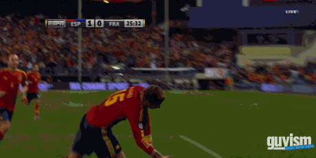 Gif de Sergio Ramos dando un salto mortal o voltereta acrobática para celebrar gol España Francia