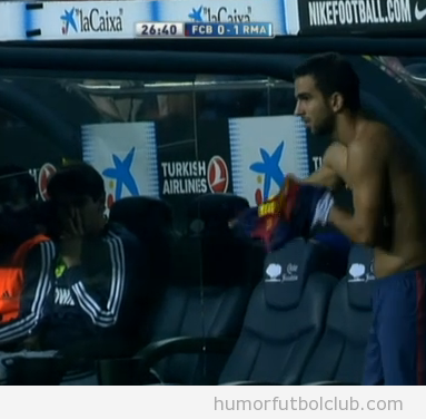 Foto curiosa de Kaka en el banquillo mirando a un jugador del Barça cambiarse la camiseta