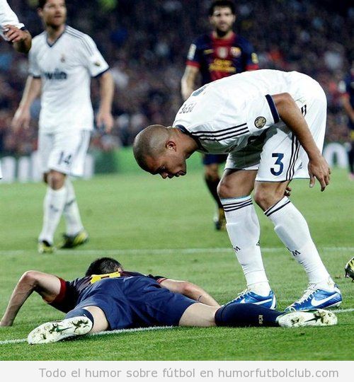 Foto graciosa de Pepe mirando a Iniesta en el suelo en el Barça Real Madrid