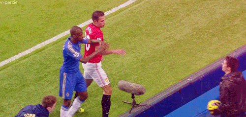 Gif gracioso de Robin Van Persie quitandole el balón a Ramires en el Chelsea Manchester United