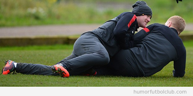 Rooney y Scholes en un entrenamientod el Manchester United haciendo Wrestling