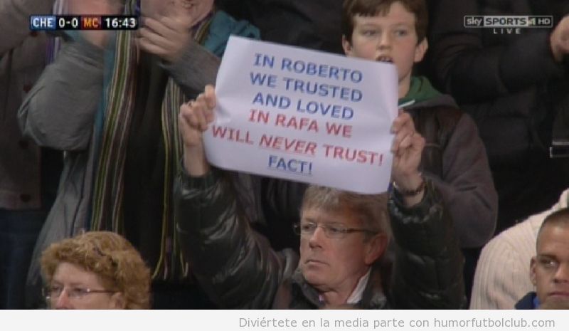 Aficionado del Chelsea sostiene un cartel en contra del nuevo entrenador, Rafa Benitez