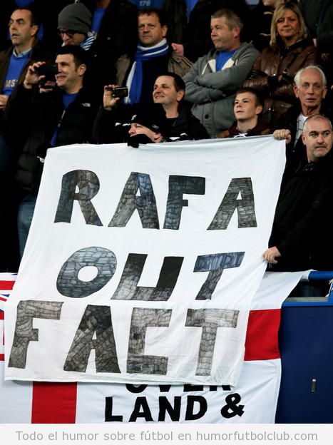 Aficionados del Chelsea mostrando una pancarta en contra de Rafa Benitez
