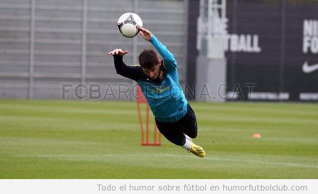 Messi se tira al suelo en plan Superman en un entrenamiento del Barça