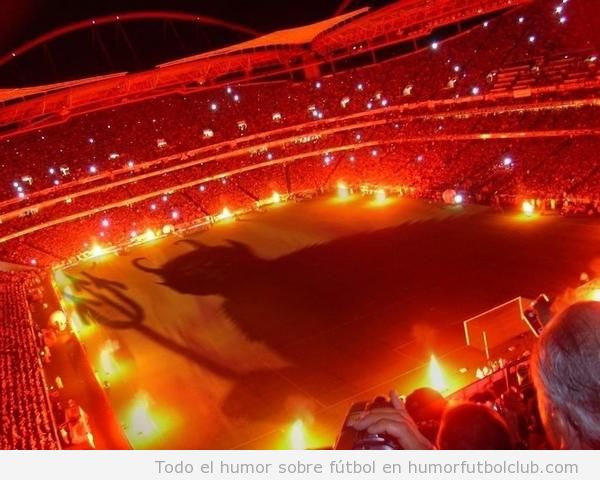 Tifo infernal con sombra de demonio de la afición del Galatasaray Vs Manchester United