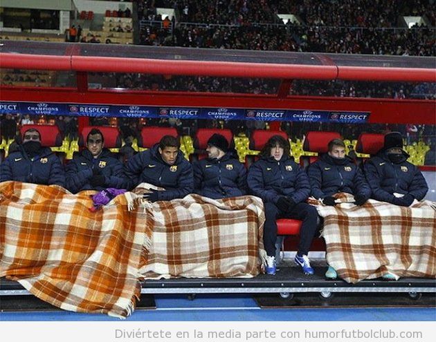 Jugadores del Barça en el banquillo con manta en el partido contra el Spartak Moscú