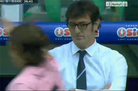 Gif animado gracioso de un balonazo en la cara al entrenador Sampdoria vs Palermo