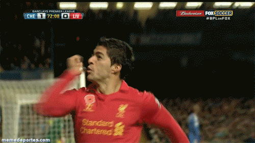 Gif animado gracioso de Luis Suarez celebrando el gol solo, forever alone