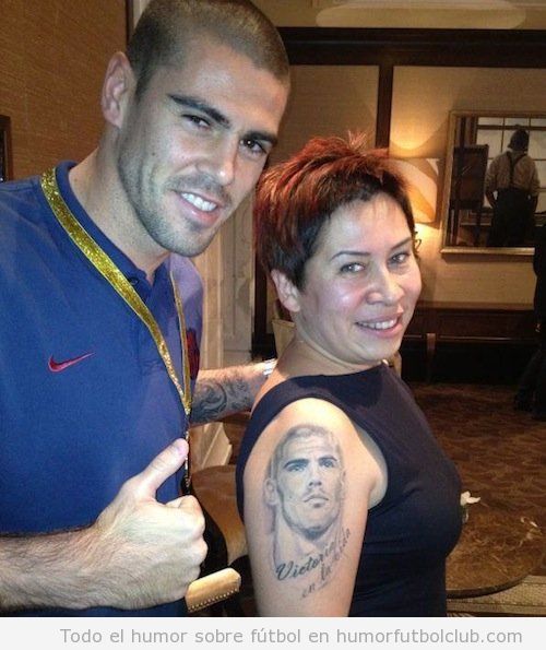 Una mujer rusa con un tatuaje de la cara del portero Victor Valdés