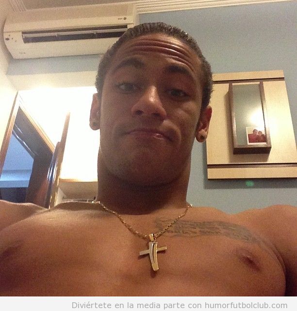 Neymar se hace una foto con su nuevo corte de pelo