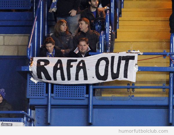 Pancarta rafa benitez OUT en el encuentro entre el Chelsea y el Fullham