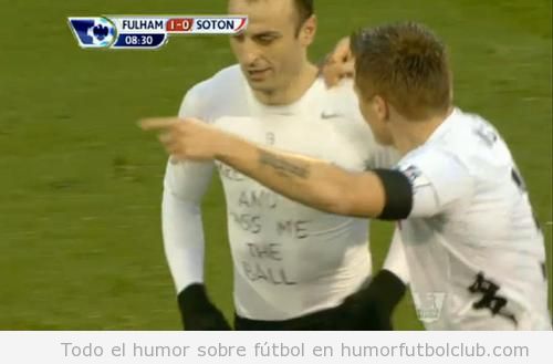 Camiseta de Dimitar Berbatov donde pone Keep Calm and pass me the ball