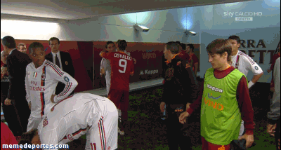 Gif gracioso de Bojan saludando a Ibrahimovic con pellizco trasero