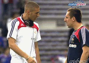 Gif animado de Benzema y Ribery y su saludo de forma curiosa