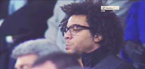 Marcelo del Real Madrid con gafas de pasta en la grada en el derbi contra el Atlético