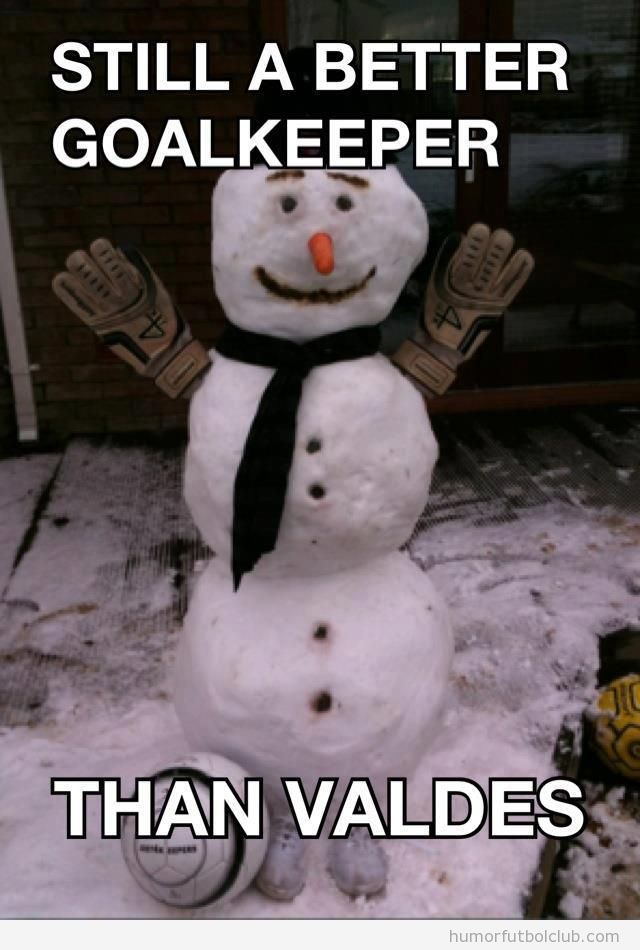 Meme gracioso de fútbol, muñeco de nieve con guantes mejor portero que Valdés