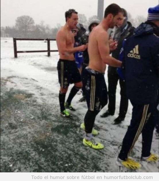 Foto curiosa de John Terry y Branislav en la nieve sin camiseta dando mano aficionados
