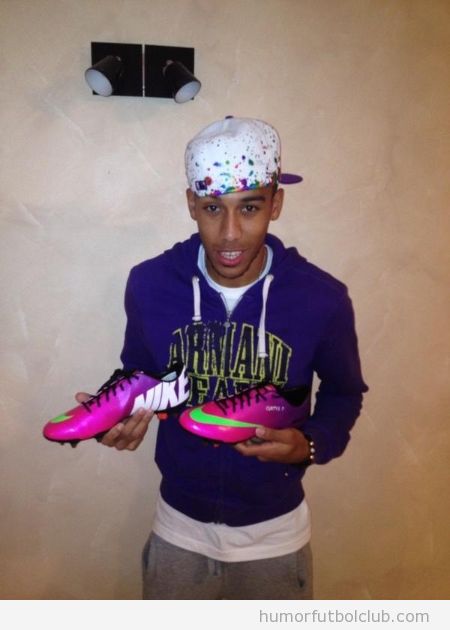 Aubameyang, futbolista del Saint Etienne, con sus botas rosas Nike