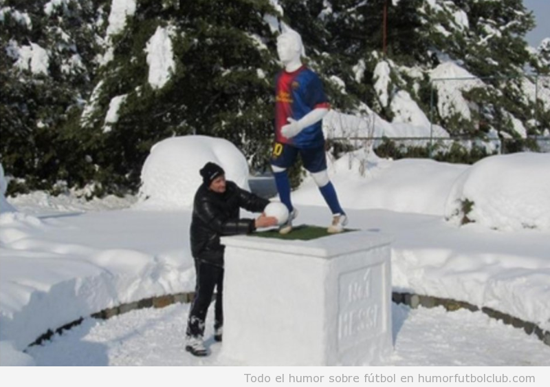 Aficionado culé de Croacia construye un muñeco de nieve de Messi