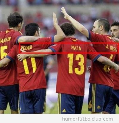 Foto graciosa y curiosa de la Selección España, Pedro mata a Iniesta