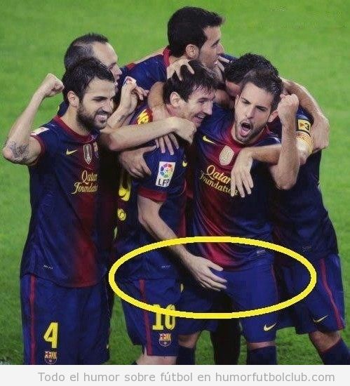 Imagen graciosa de la mano de Messi en partes intimas de Jordi Alba