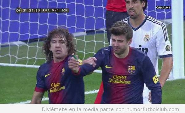 Imagen de Puyol diciendo a Piqué que no muestre el mechero al árbitrop en Real Madrid Barça Copa del Rey