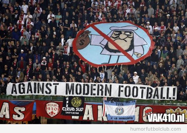 Pancarta Against Modern Football del Ajax contra Manchester City
