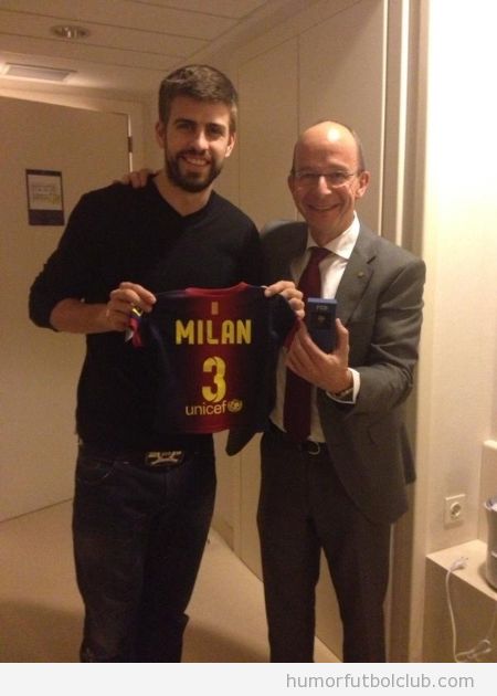 Piqué posa con una pequeña camiseta del Barça con el número 3 y el nombre de su hijo Milan
