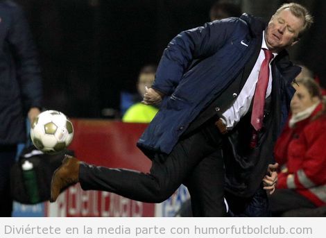 Steve Mclaren, entrenador del FC Twente, da un taconazo al balón