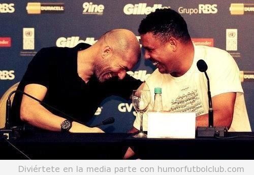 Zidane y Ronaldo juntos riéndose en una rueda de prensa